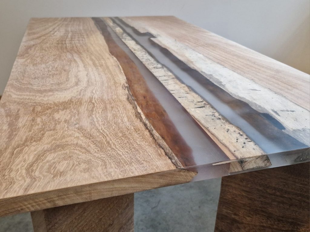 Table Iroko et résine