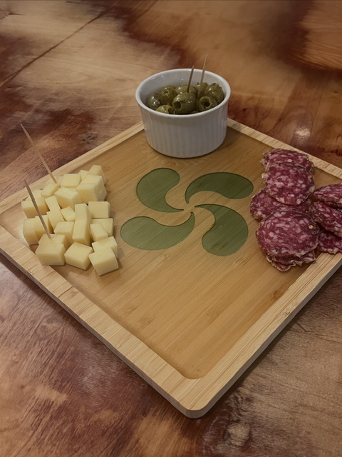 Plateau de présentation en bambou et résine avec gravure personnalisée