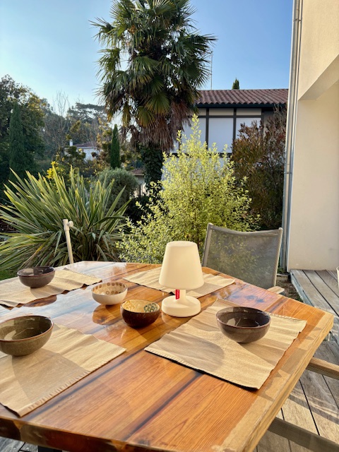 Table d'extérieur, plateau en pin traité et résine et piétement en métal